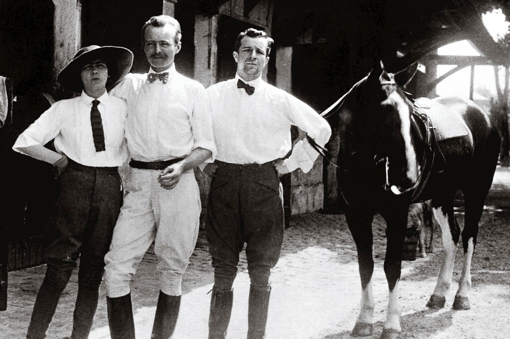 000-gabrielle-chanel-lon-de-laborde-and-etienne-balsan-at-the-royallieu-stables-around-1909-quitterie-temp.jpg
