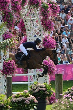 Розовый взрыв: 110 лет  Jumping International de Dinard